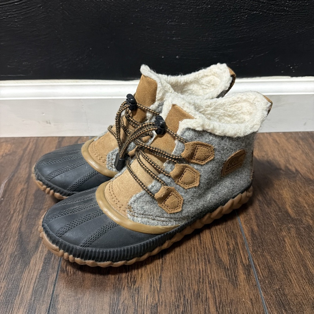 Sorel Girls Size 4 Waterproof Ankle Boots In Great Shape